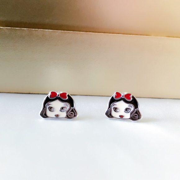 Sterling Silver Snow white Earrings - Picture 2 of 4